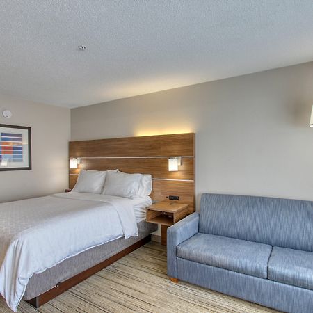 Holiday Inn Express Hotel & Suites Oshkosh - State Route 41 By Ihg Esterno foto