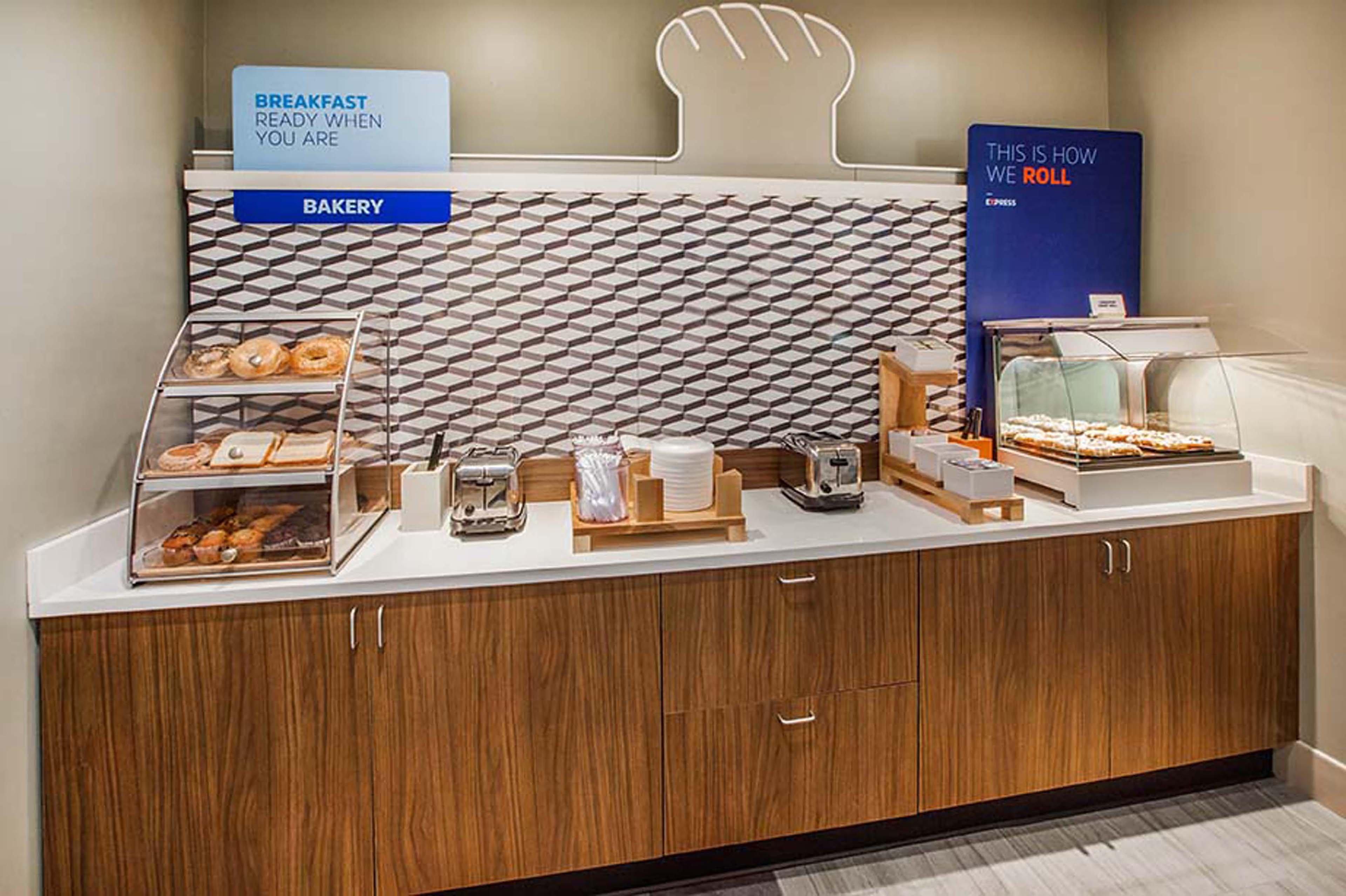 Holiday Inn Express Hotel & Suites Oshkosh - State Route 41 By Ihg Esterno foto
