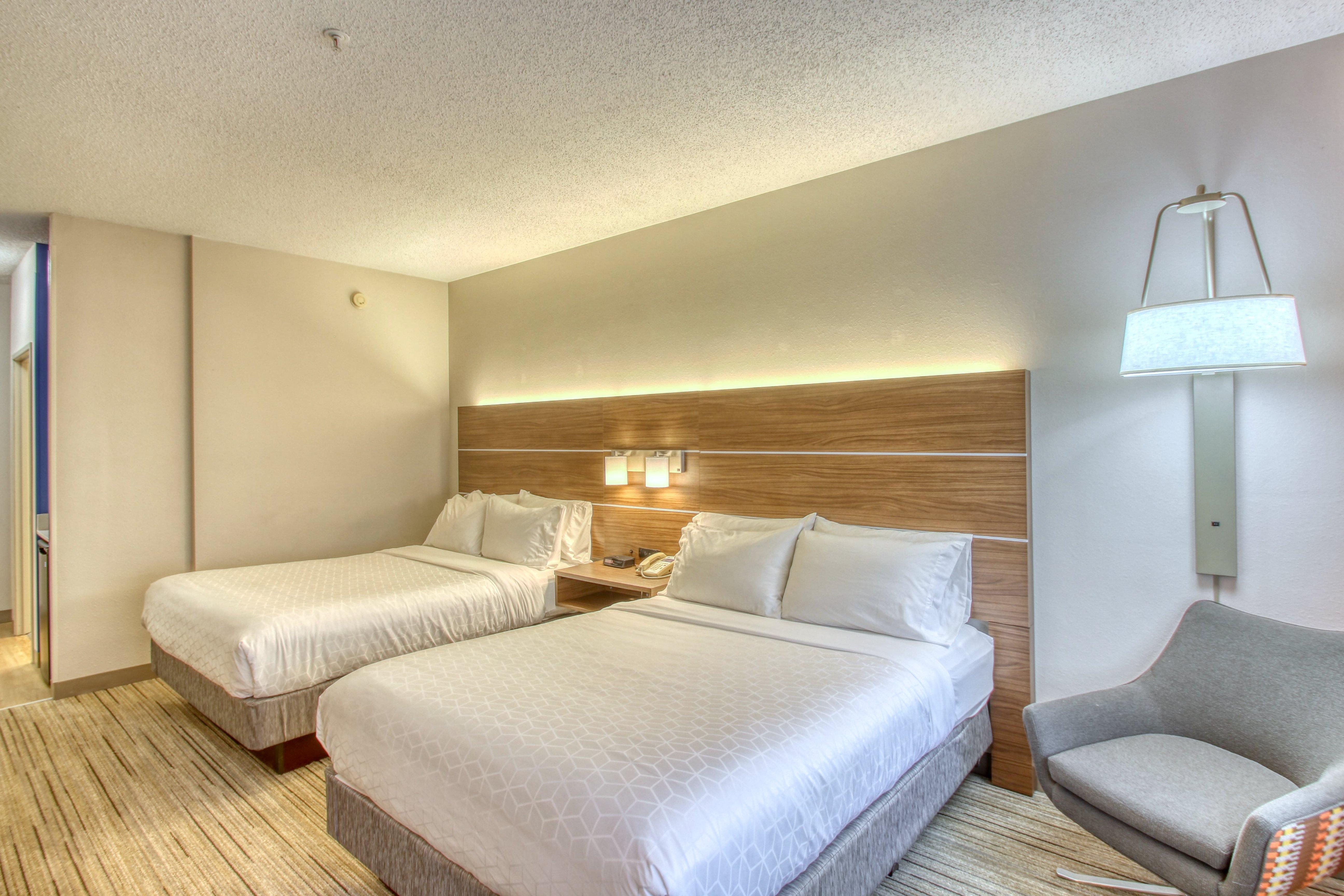Holiday Inn Express Hotel & Suites Oshkosh - State Route 41 By Ihg Esterno foto