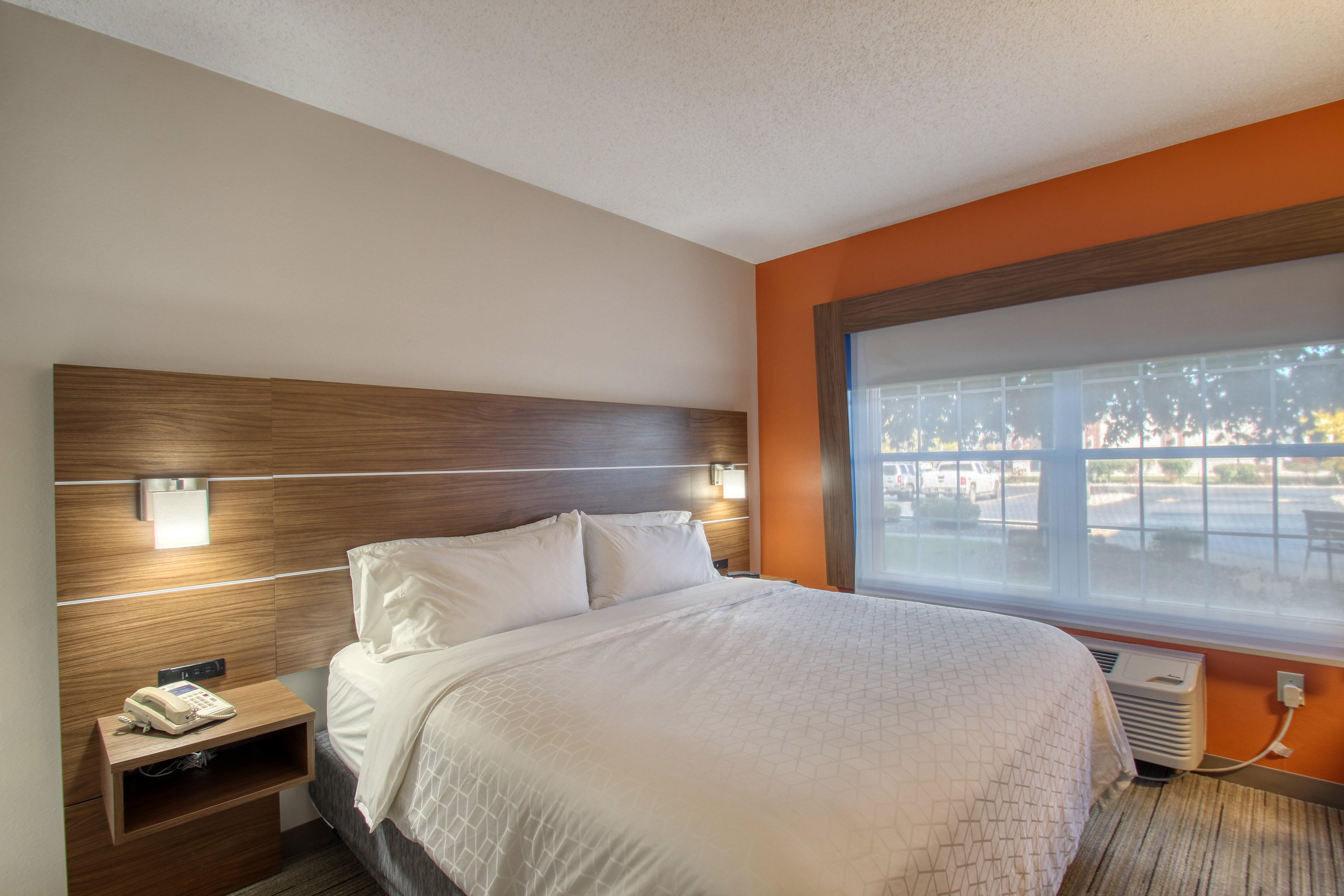 Holiday Inn Express Hotel & Suites Oshkosh - State Route 41 By Ihg Esterno foto