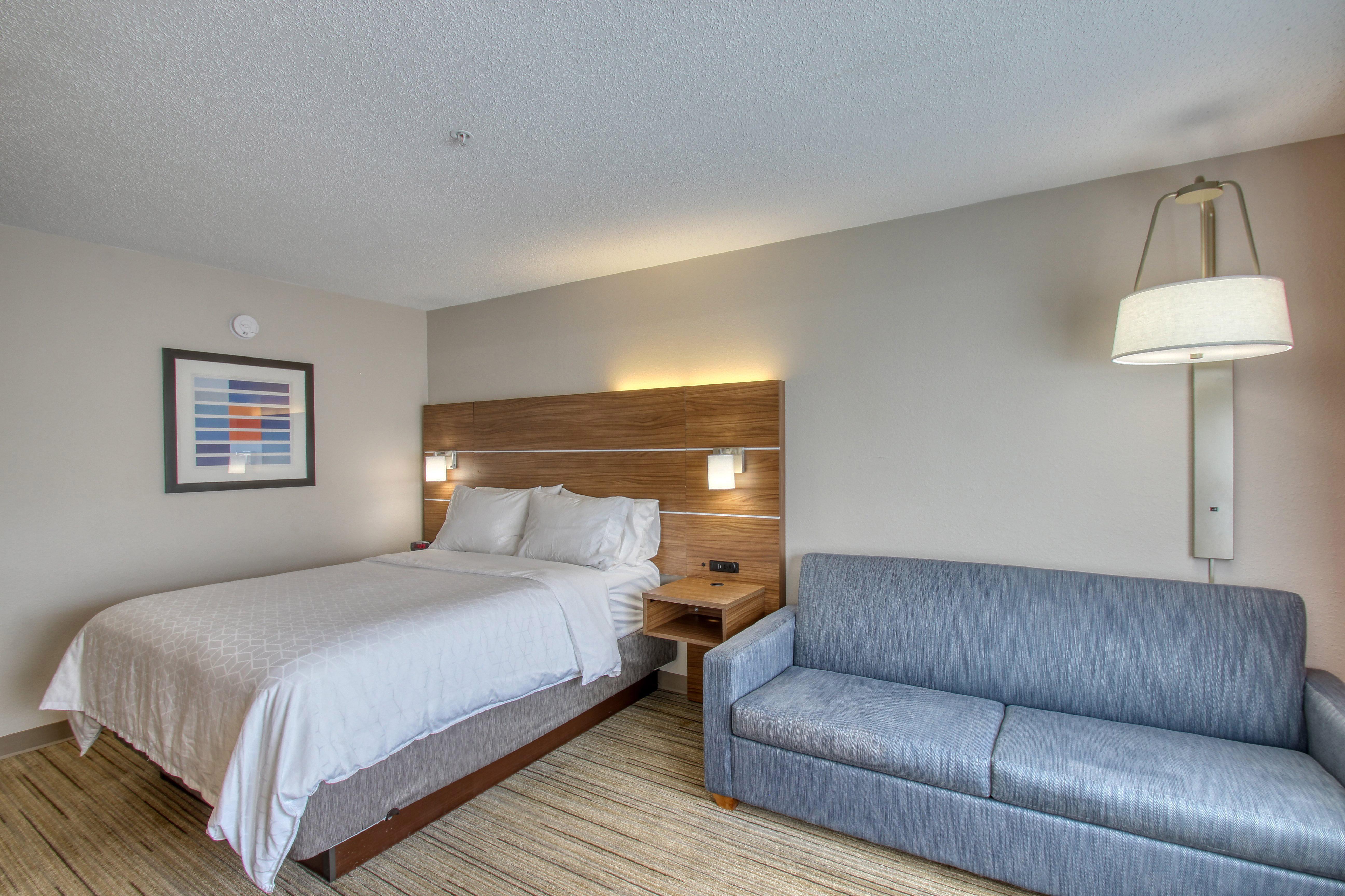 Holiday Inn Express Hotel & Suites Oshkosh - State Route 41 By Ihg Esterno foto