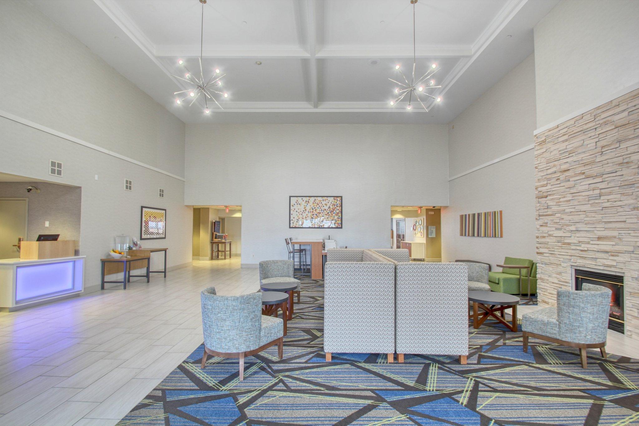 Holiday Inn Express Hotel & Suites Oshkosh - State Route 41 By Ihg Esterno foto