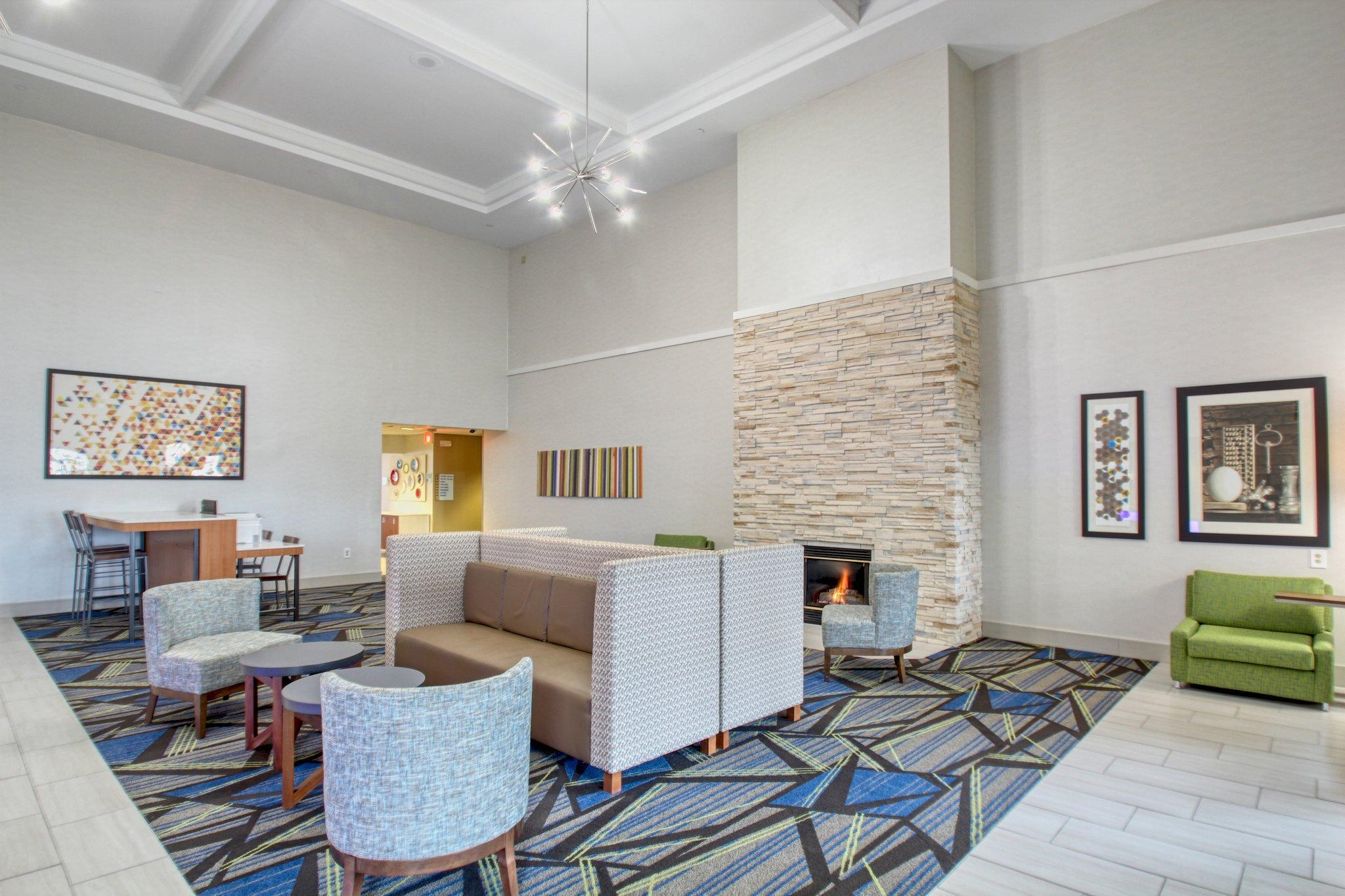 Holiday Inn Express Hotel & Suites Oshkosh - State Route 41 By Ihg Esterno foto