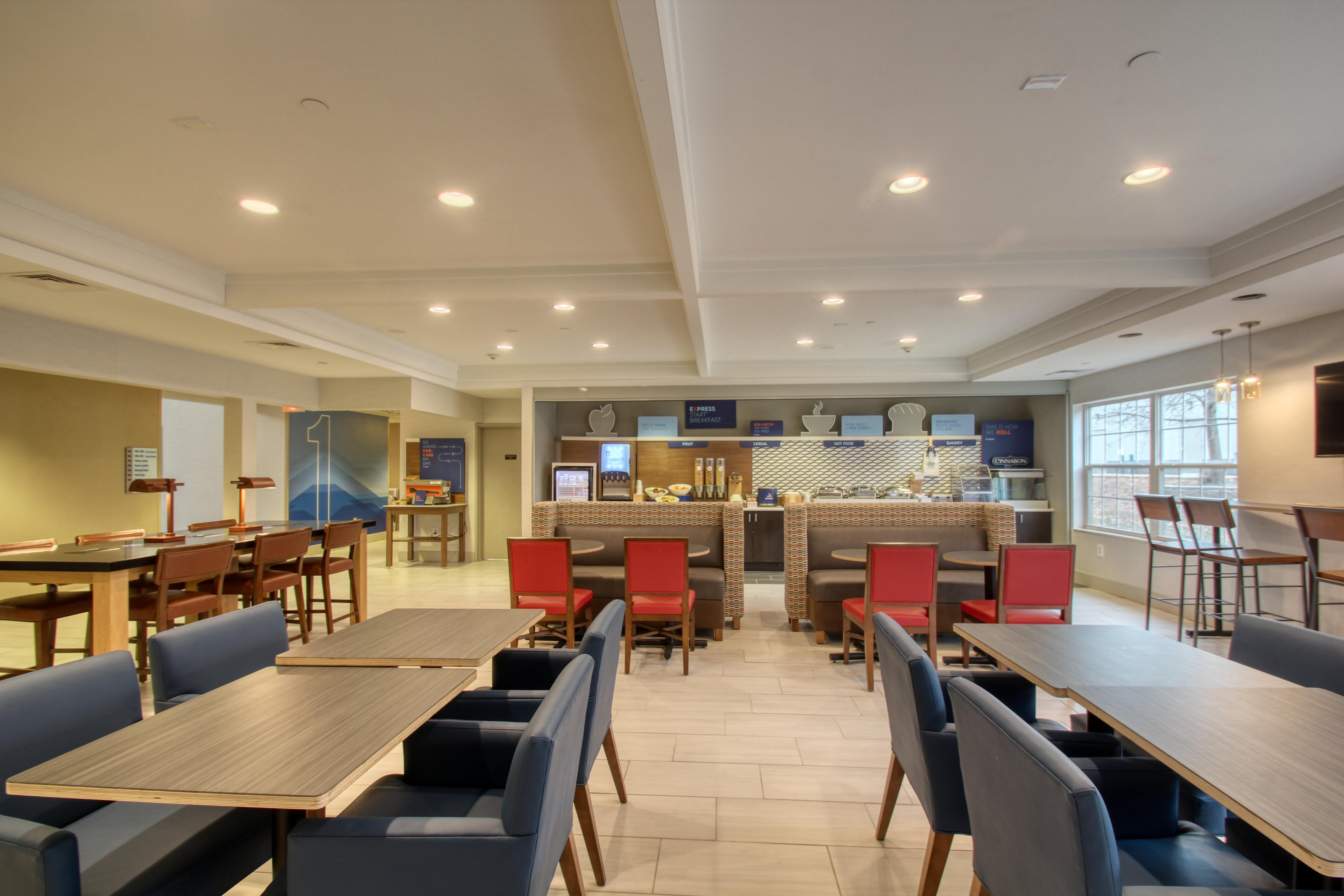 Holiday Inn Express Hotel & Suites Oshkosh - State Route 41 By Ihg Esterno foto
