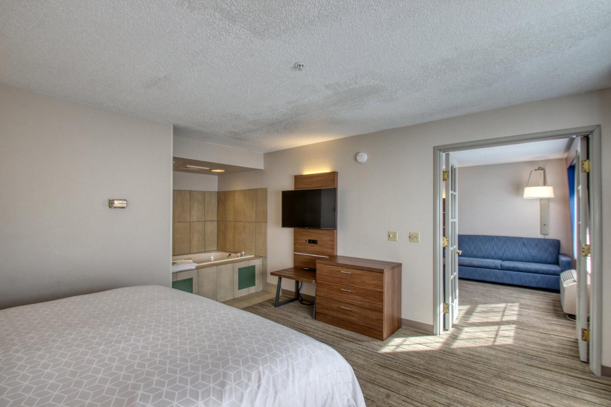 Holiday Inn Express Hotel & Suites Oshkosh - State Route 41 By Ihg Esterno foto