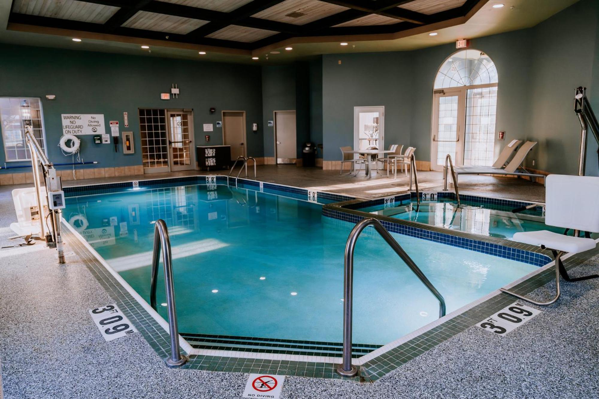 Holiday Inn Express Hotel & Suites Oshkosh - State Route 41 By Ihg Esterno foto