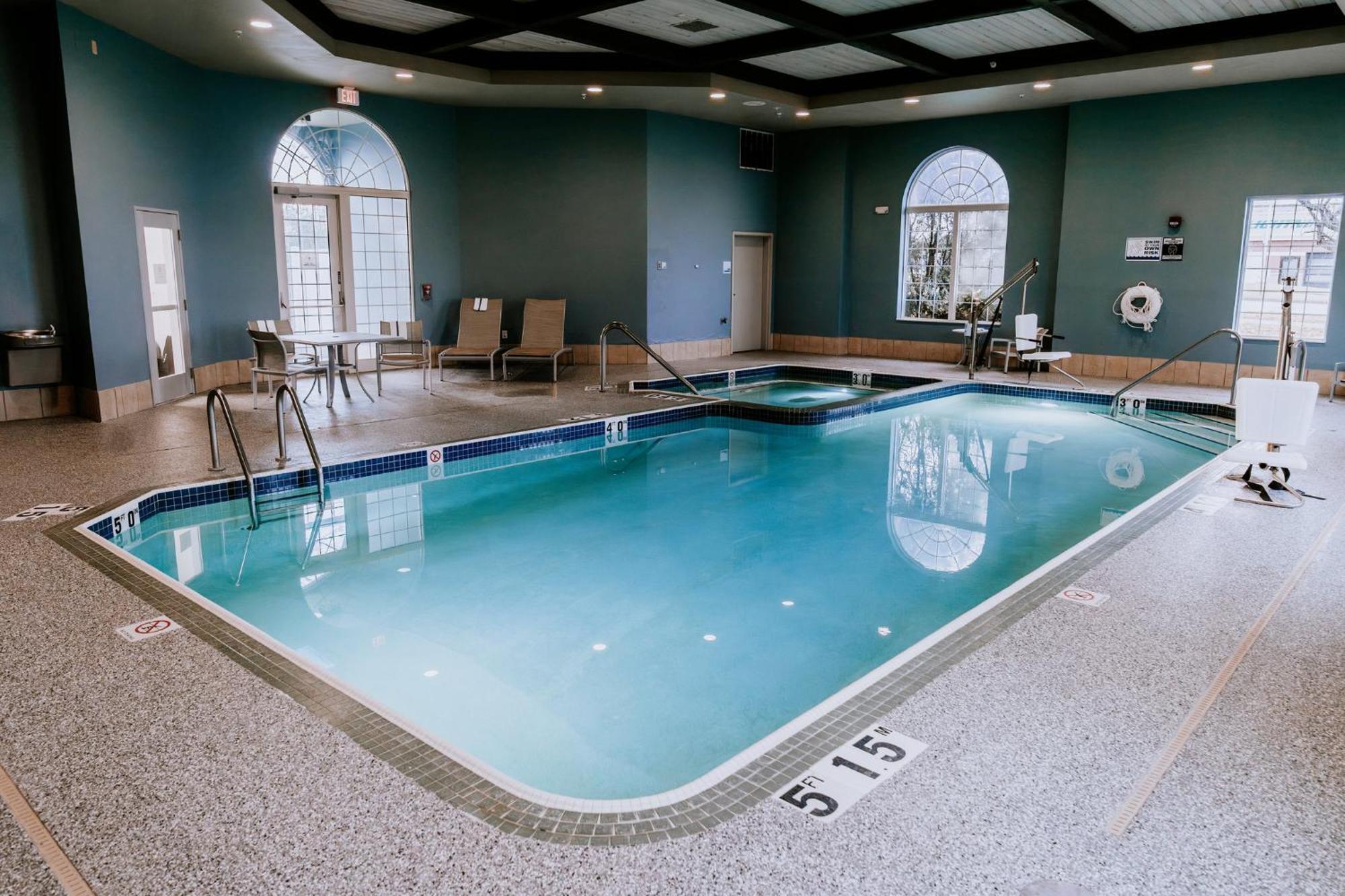Holiday Inn Express Hotel & Suites Oshkosh - State Route 41 By Ihg Esterno foto