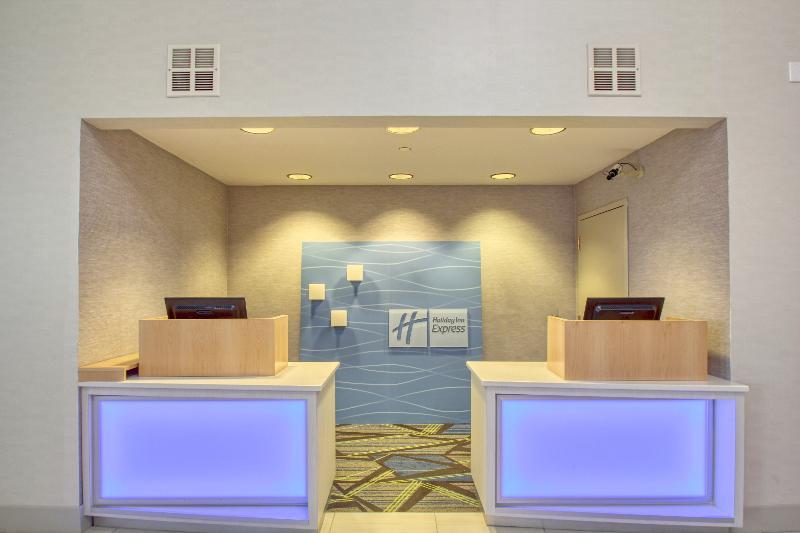 Holiday Inn Express Hotel & Suites Oshkosh - State Route 41 By Ihg Esterno foto