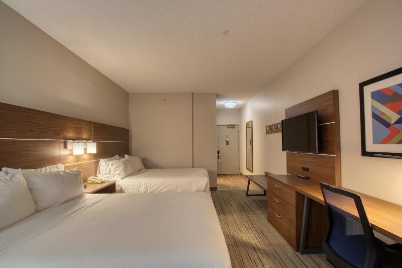 Holiday Inn Express Hotel & Suites Oshkosh - State Route 41 By Ihg Esterno foto