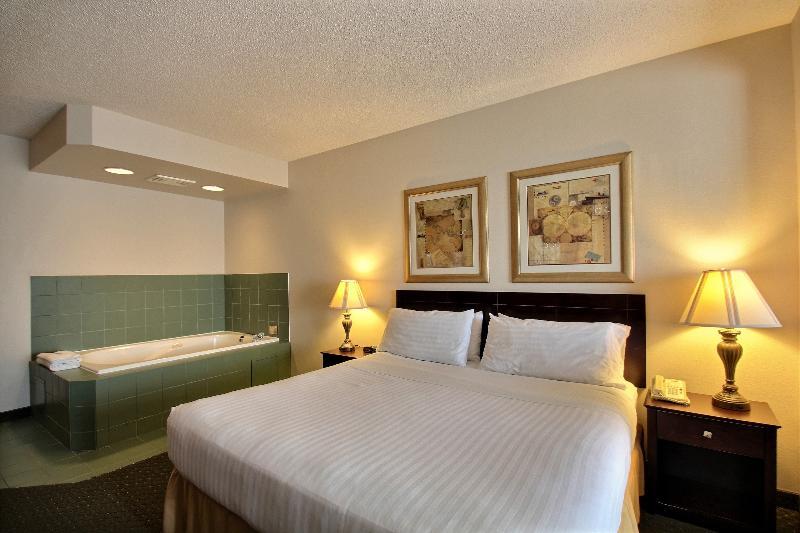 Holiday Inn Express Hotel & Suites Oshkosh - State Route 41 By Ihg Esterno foto