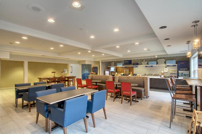 Holiday Inn Express Hotel & Suites Oshkosh - State Route 41 By Ihg Esterno foto